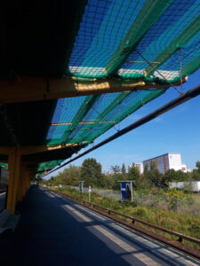 Foto des teilweise abgebauten Daches am S-Bahnhof Springpfuhl